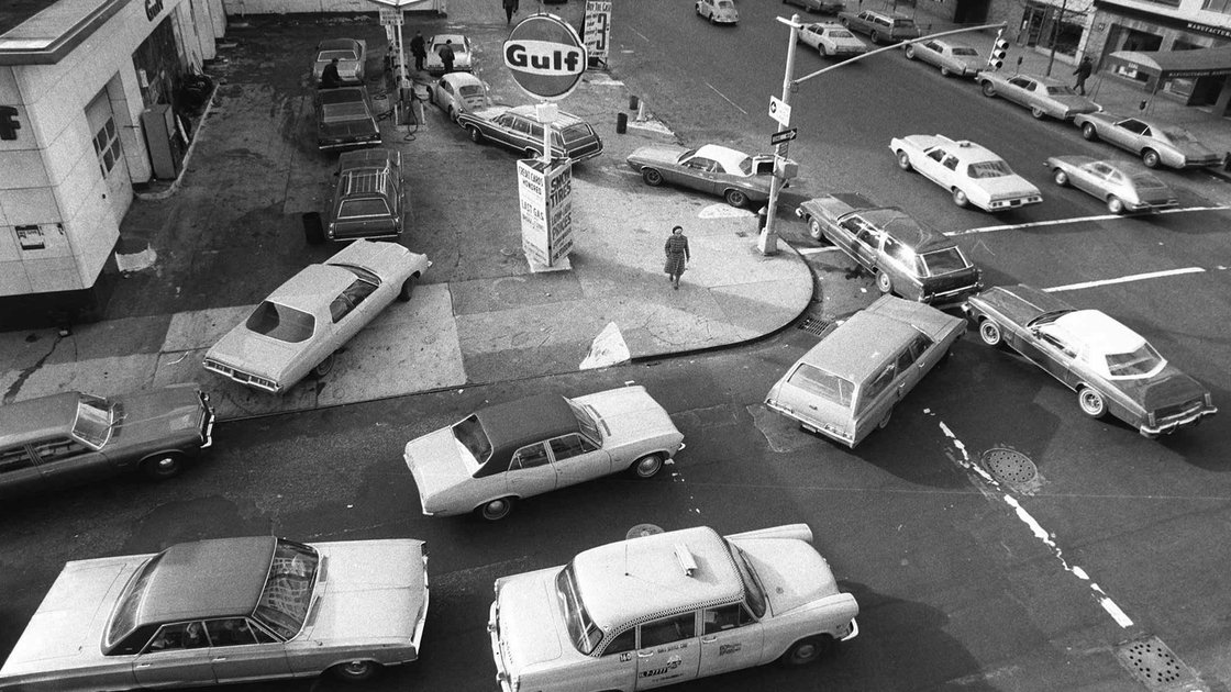 Cars line up at a gas station in New York City, December 1973 (Image courtesy of Marty Lederhandler/AP)