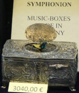 Music box bird at Siegfrieds Mechanical Music Cabinet