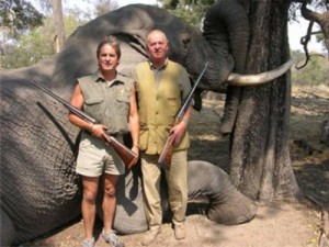 Juan Carlos de Borbón hunting an elephant 