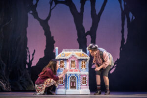 Hansel and Gretel come upon a gingerbread house
