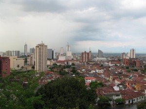 Cali, Colombia from the San Antonio Colonial Neighborhood. The northern neighborhoods of the city tend to be wealthier, while low-income and informal settlements occur throughout the city but especially on the eastern edge and built into the western hills. Photo Credit: Wikimedia Commons. See the original photo here. 