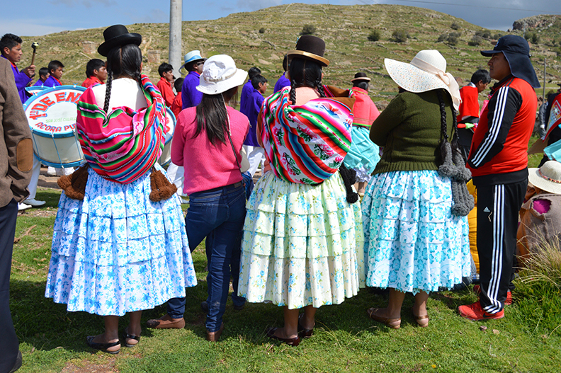 What do people wear in Peru?
