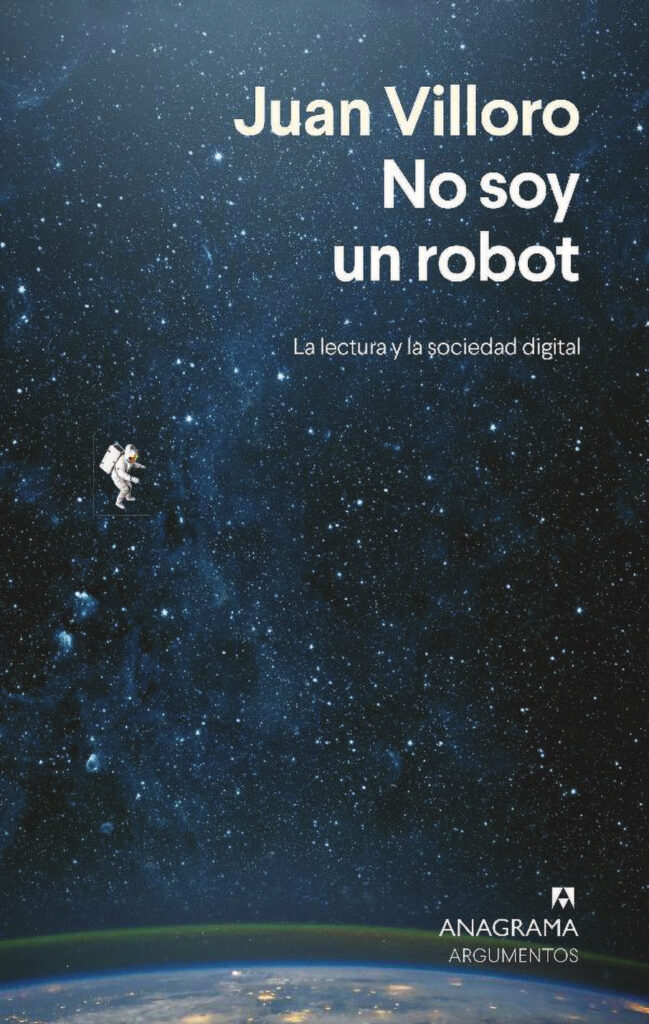 Book cover for Juan Villoro's "No soy un robot" shows a vast, dark blue night sky above the Earth, littered with white stars and cloudy areas suggesting the Milky Way. A lone astronaut floats in a white spacesuit on the left. At the very bottom of the image one can see a small section of the Earth, slightly curved, lighter blue and with smudges of light here and there. One can also see a greenish layer of atmosphere above the Earth's surface.