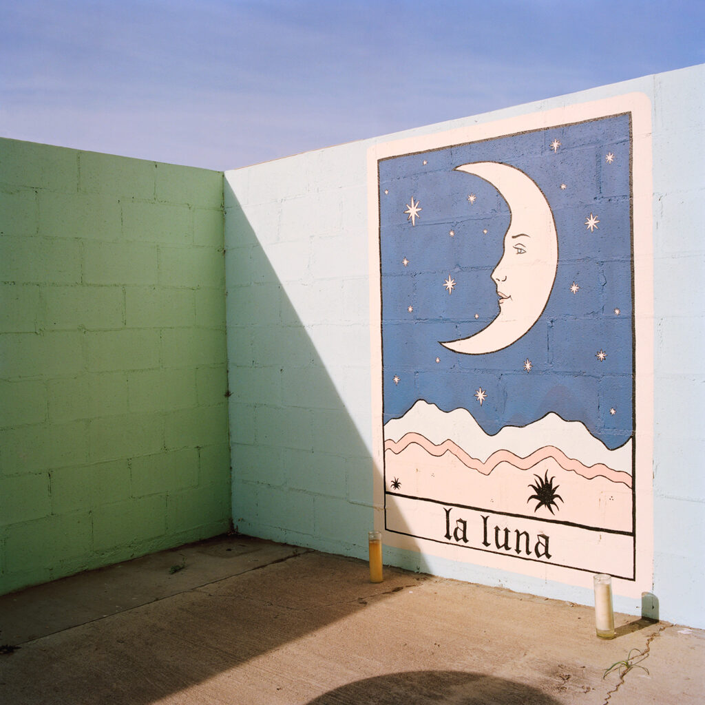 picture of a poster saying La Luna 
