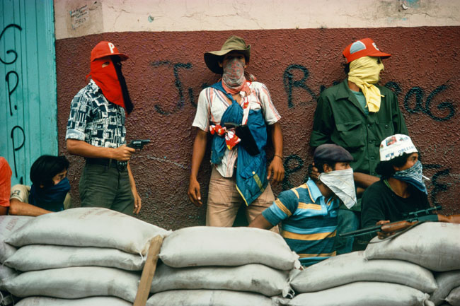 Susan Meiselas. "Nicaragua. Matagalpa. Muchachos await the counterattack by the National Guard." 1978 © Susan Meiselas/Magnum Photos.