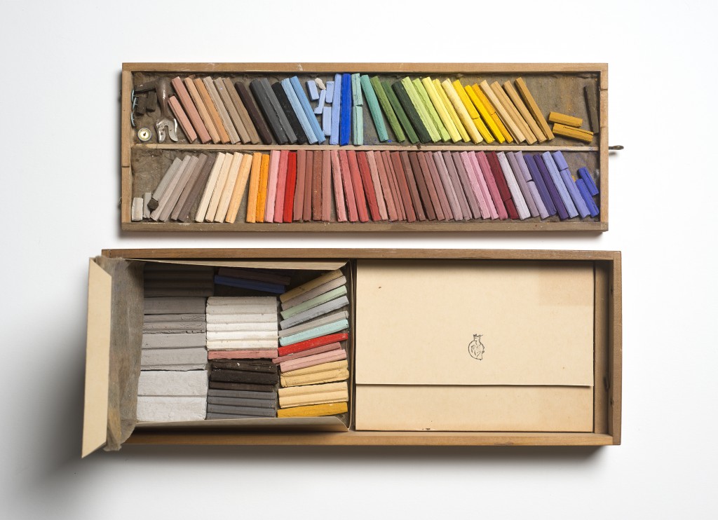 Frank Reaugh's box of pastels, with custom pastels color-keyed to native flora. Photo by Pete Smith. Image courtesy of the Harry Ransom Center