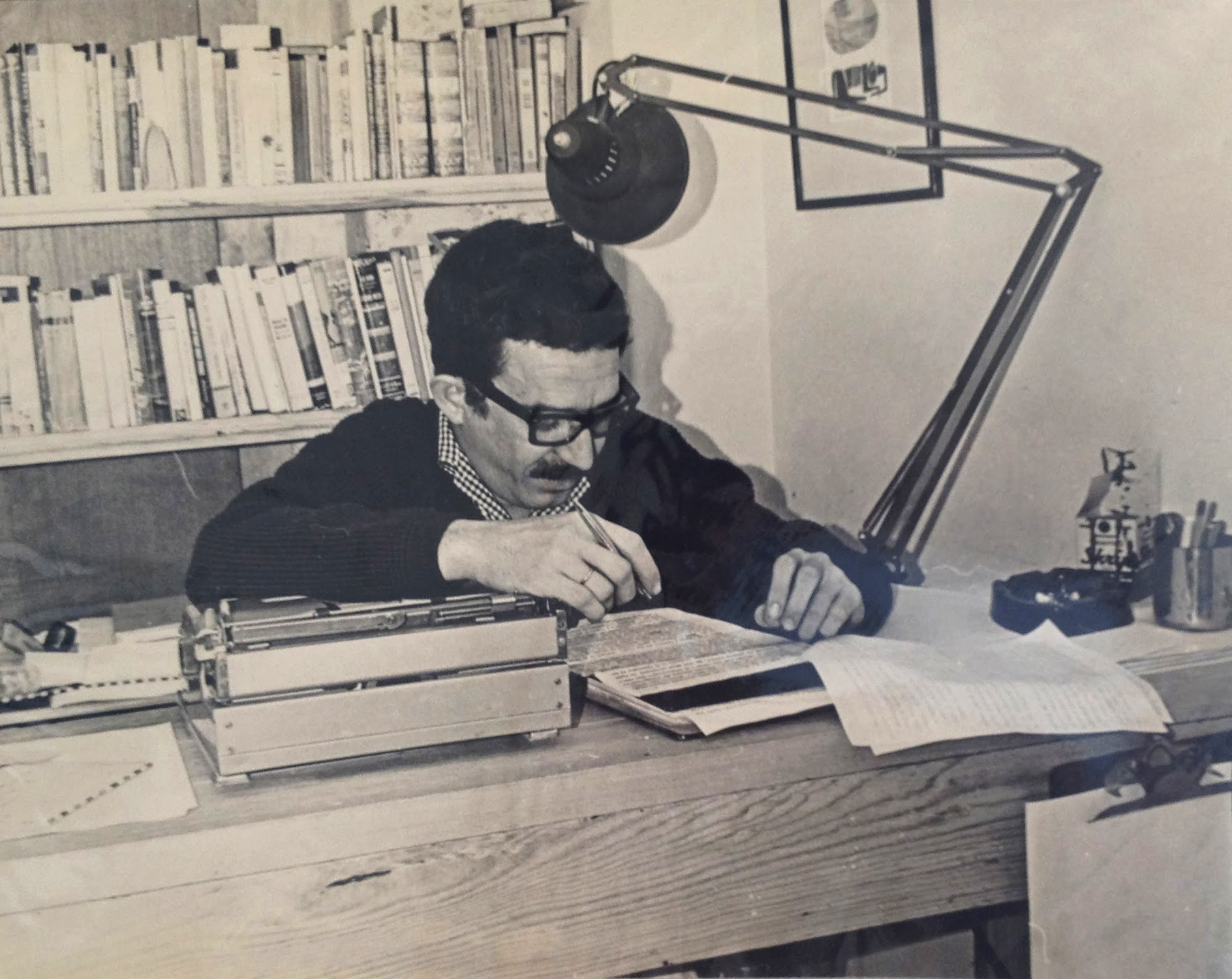 Gabriel García Márquez working on "One Hundred Years of Solitude." Photograph by Guillermo Angulo Image courtesy of Harry Ransom Center Gabriel García Márquez revisando el texto de "Cien años de soledad". Fotografía por Guillermo Angulo Imagen cortesía del Centro Harry Ransom