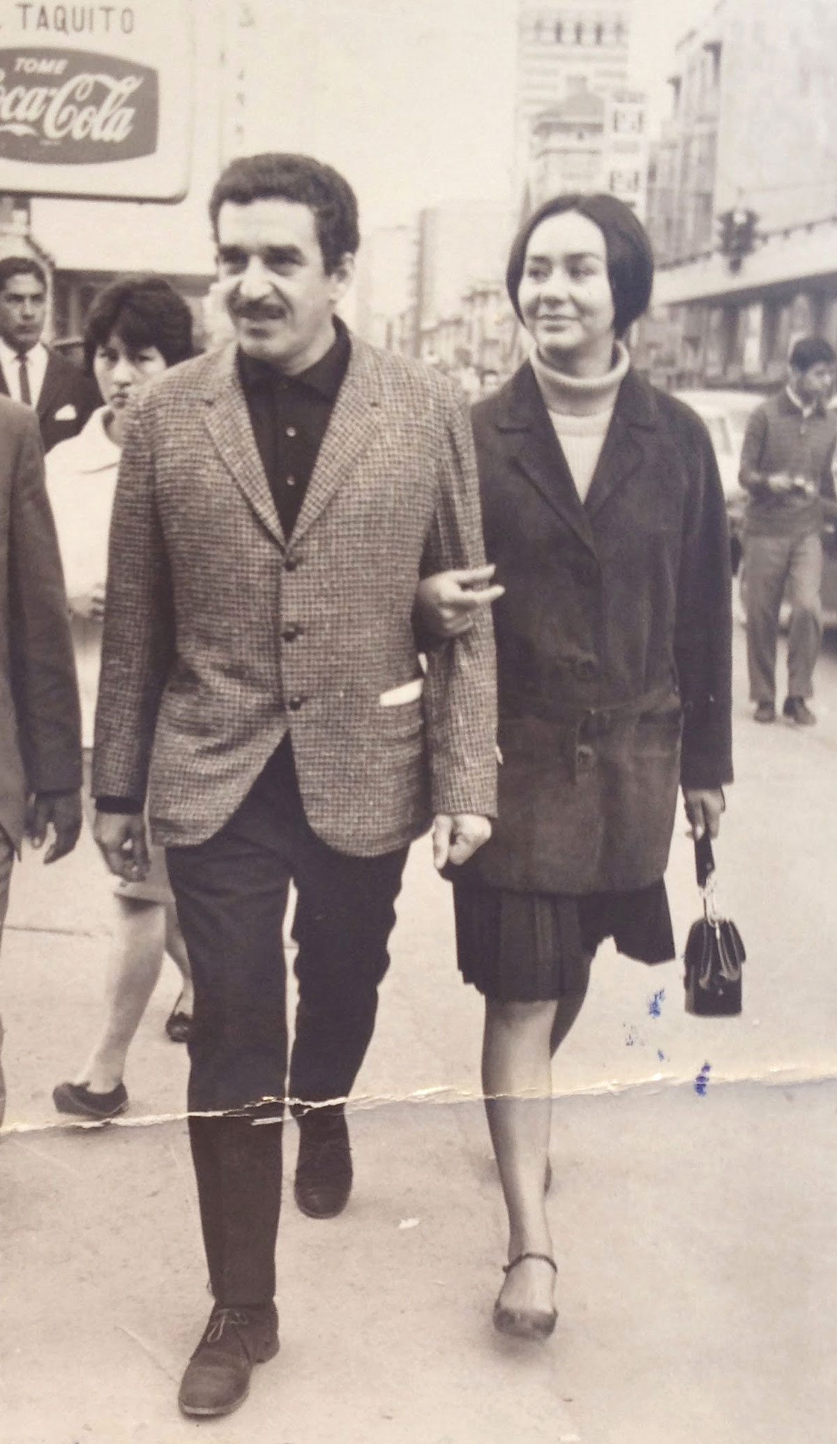 Gabriel García Márquez and his wife Mercedes in Bogota, 1967. / Gabriel García Márquez y su esposa, Mercedes, en Bogotá, 1967.