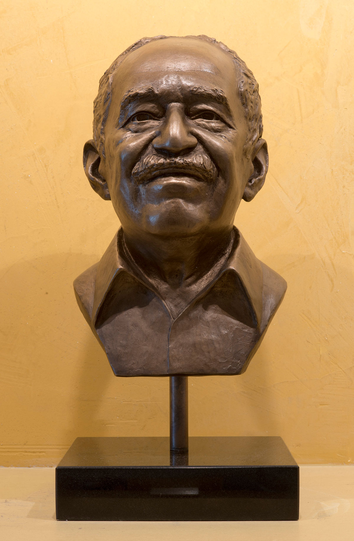 A bronze bust of Gabriel García Márquez by artist Kate Murray. Photo by Pete Smith.
