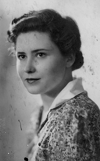 Doris Lessing, unknown photographer. Ca. 1950s.