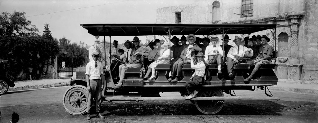 Unidentified photographer, Rubber Neck Bus, ca. 1917. Digital positive from nitrate negative, 20 x 50.3 cm. E. O. Goldbeck papers and photography collection. Banquet negatives and prints, 967:0068:0041