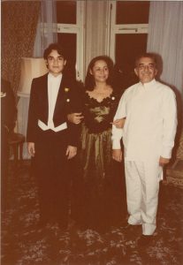 Posing with wife Mercedes Barcha and son Gonzalo García Barcha at the 1982 Nobel Prize Banquet.