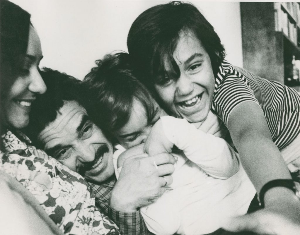 Gabriel García Márquez with his wife and sons; date unknown.