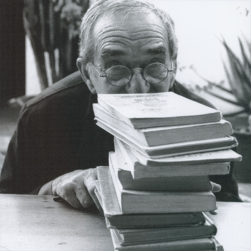 Gabriel García Márquez hiding behind a pile of books