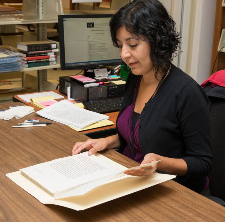 Daniela Lozano processing the Gabriel García Márquez Papers. Photo by Pete Smith. Daniela Lozano catalogando los Documentos de Gabriel García Márquez. Fotografía por Pete Smith.