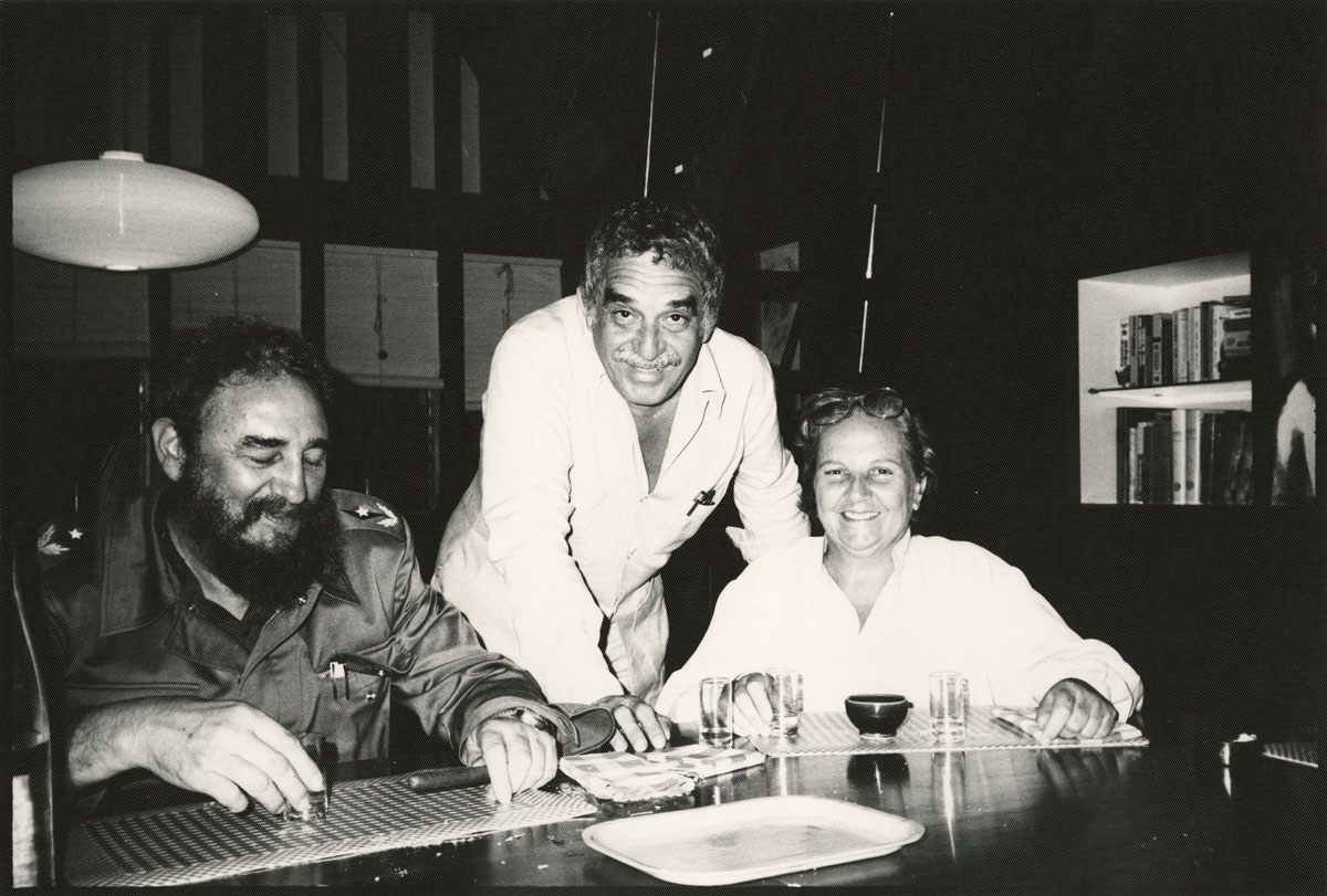 Cuban leader Fidel Castro, Gabriel García Márquez, and literary agent Carmen Balcells in Havana. Circa 1980-1990s. Image courtesy of Harry Ransom Center. Fidel Castro, Gabriel García Márquez y agente literaria Carmen Balcells, en La Habana, c. 1980–1990. Imagen cortesía del Harry Ransom Center.