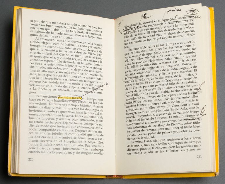Gabriel García Márquez's revised, personal copy of his novel "El amor en los tiempos del cólera" ["Love in the Time of Cholera"] (Bogotá: Oveja Negra, 1985). Images courtesy of Harry Ransom Center. Copia personal de Gabriel García Márquez, revisada por él mismo, de su novela "El amor en los tiempos del cólera" (Bogotá: Oveja Negra, 1985). Imagen cortesía del Harry Ransom Center.