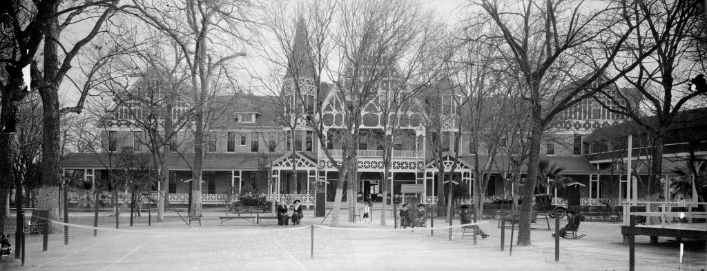 Unidentified photographer, [Hot Wells Hotel, San Antonio], ca. 1917. Digital positive from nitrate negative, 20 x 50.3 cm. E. O. Goldbeck papers and photography collection, 967:0068:0091