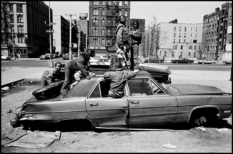 Eli Reed, Harlem Street Scene, New York City, 1987. Image courtesy of Magnum Photos, Inc. © Eli Reed/Magnum Photos