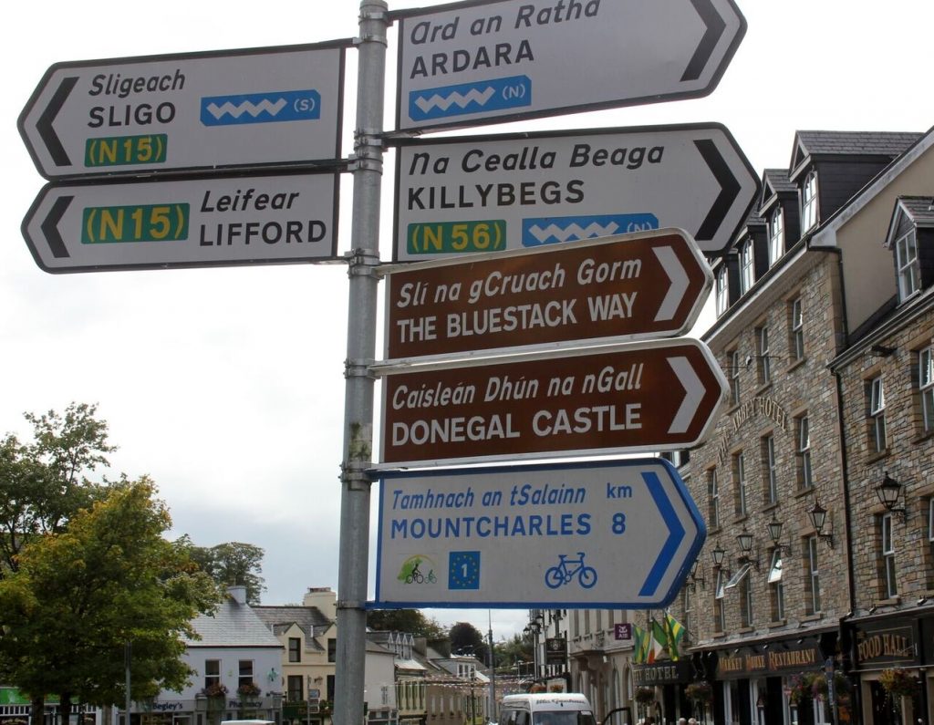 Signs in Irish (Gaelic) and English, photo by Endicott 
