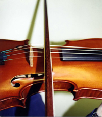 Proper violin / viola bow location, showing the bow parallel to the bridge, and the contact point about halfway betwen the fingerboard and bridge