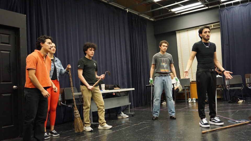 Six actors rehearse a scene from ROMEO Y JULIET, standing as if ready for a fight